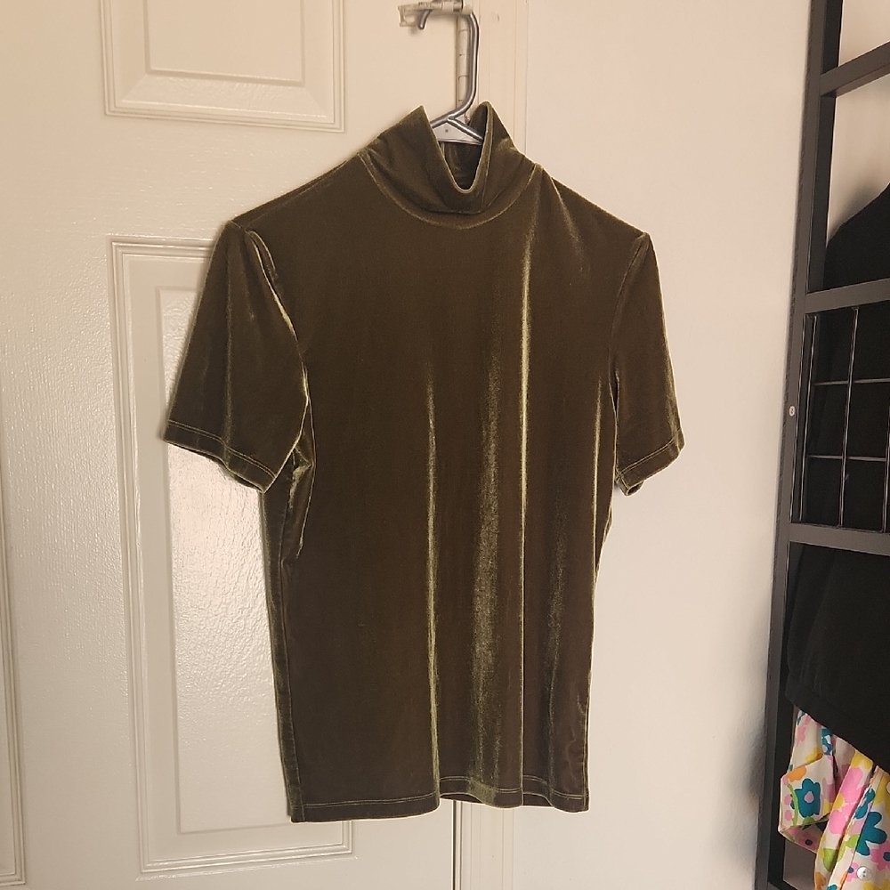 GW Green Velvet Short Sleeve Turtleneck Size Small